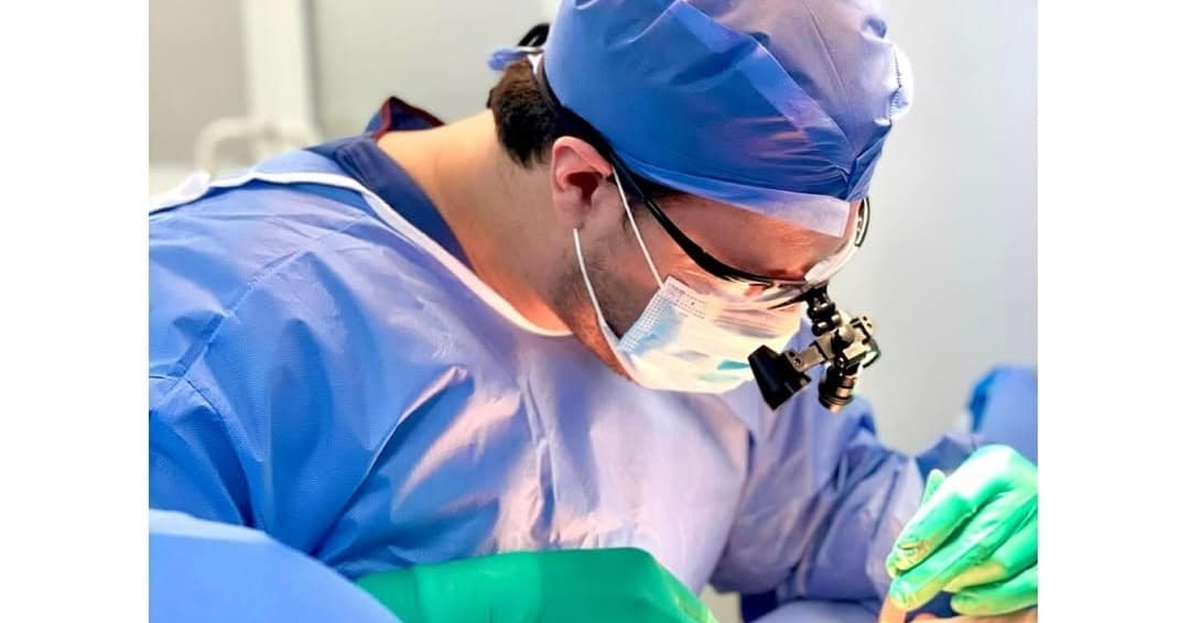 Dr. Felipe Aarón Pérez Moncayo en quirófano