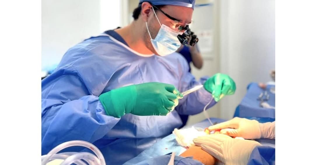 Dr. Felipe Aarón Pérez Moncayo en cirugia de tendón