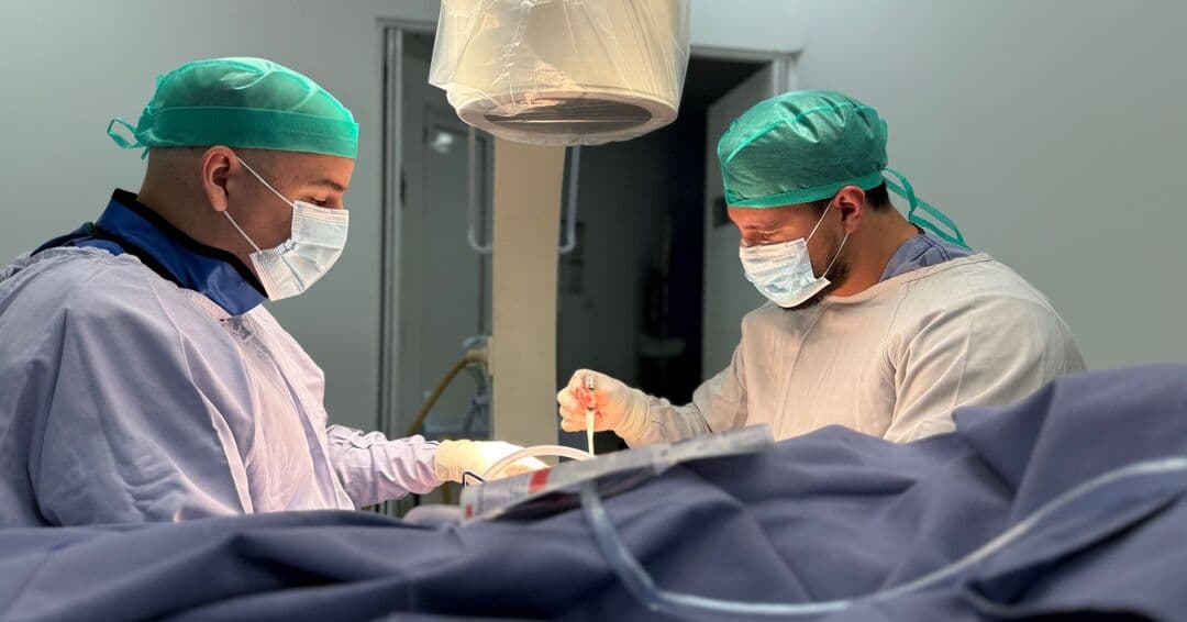 El Dr. Felipe Aarón Pérez Moncayo realizando una cirugía ortopédica de mínima invasión asistida por fluoroscopía junto a su equipo quirúrgico.
